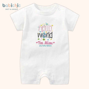 Set đầy tháng bé gái thêu Hello World & tên Misu – Thiết kế kỷ niệm sinh nhật đầu tiên siêu yêu