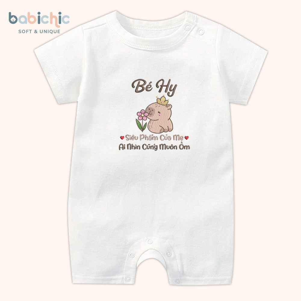 Set đầy tháng bé gái thêu tên Bé Hy & Capybara – Quà cúng mụ ngộ nghĩnh tone nâu ấm áp