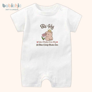 Set đầy tháng bé gái thêu tên Bé Hy & Capybara – Quà cúng mụ ngộ nghĩnh tone nâu ấm áp