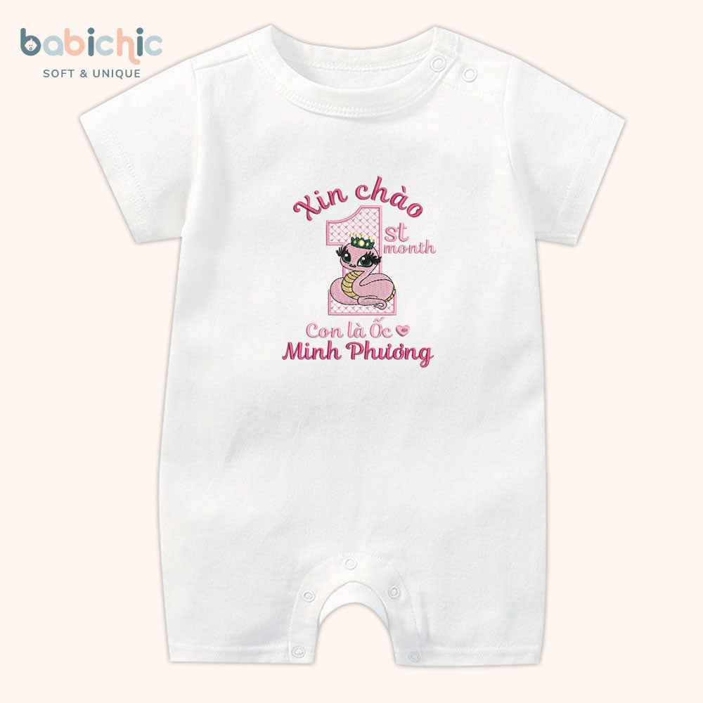 Set đầy tháng bé gái thêu tên Minh Phương – Hình rắn hồng & 1st month ngộ nghĩnh, body cá nhân hóa dịp cúng mụ