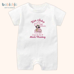 Set đầy tháng bé gái thêu tên Minh Phương – Hình rắn hồng & 1st month ngộ nghĩnh, body cá nhân hóa dịp cúng mụ