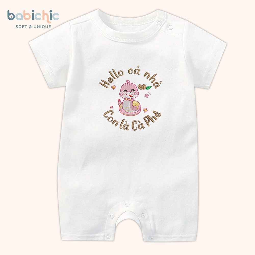 Set đồ đầy tháng bé gái Cà Phê – Body thêu rắn hồng & tên bé, tone nâu hồng dễ thương