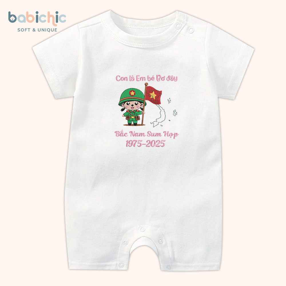Set đồ bé gái 30/4 – Body thêu “Em bé Bơ” cờ đỏ sao vàng & bản đồ Việt Nam