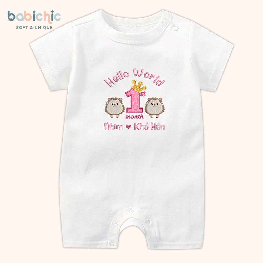 Set đầy tháng bé gái – Body thêu “Hello Nhím – Khả Hân” & hình nhím dễ thương, tone hồng pastel ngọt ngào