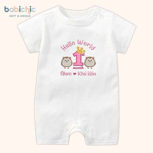 Set đầy tháng bé gái – Body thêu “Hello Nhím – Khả Hân” & hình nhím dễ thương, tone hồng pastel ngọt ngào