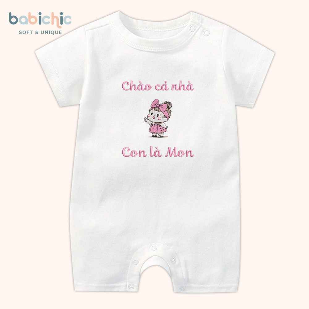 Set đầy tháng bé gái – Body thêu “Con là Mon” hình bé gái xinh xắn, tone hồng pastel ngọt ngào