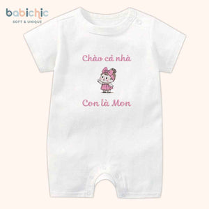 Set đầy tháng bé gái – Body thêu “Con là Mon” hình bé gái xinh xắn, tone hồng pastel ngọt ngào