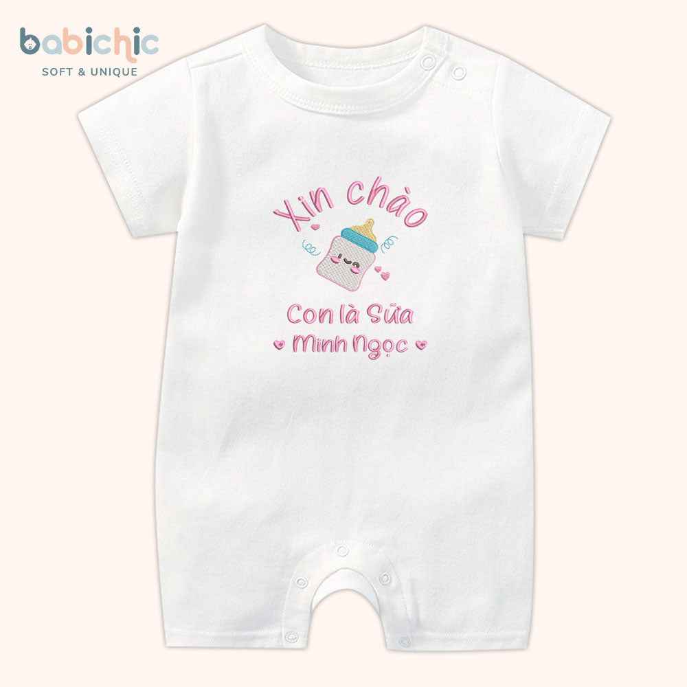 Bộ đồ đầy tháng bé gái thêu tên riêng – Mẫu “Con là Sữa - Minh Ngọc” họa tiết bình sữa dễ thương, tone hồng dịu dàng