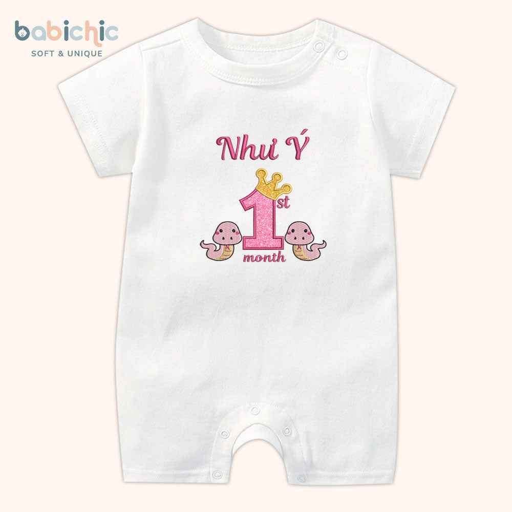 Set đầy tháng bé gái thêu tên riêng – Mẫu “Như Ý” 1st Month, 2 rắn dễ thương
