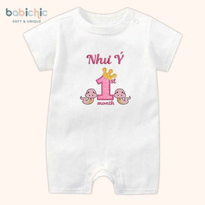 Set đầy tháng bé gái thêu tên riêng – Mẫu “Như Ý” 1st Month, 2 rắn dễ thương