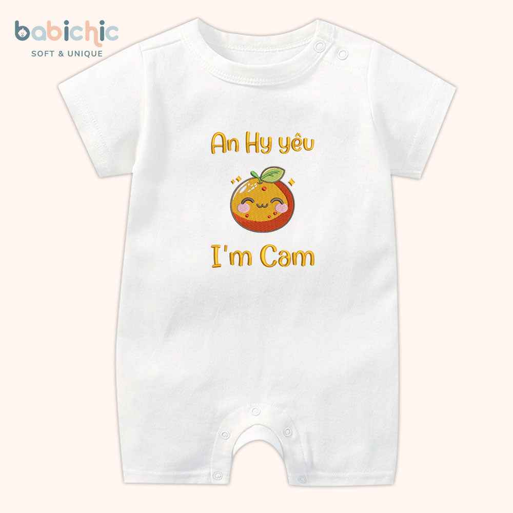 Set sơ sinh thêu tên cho bé gái – Mẫu “An Hy yêu + I'm Cam”, hình trái cam màu cam vàng nổi bật