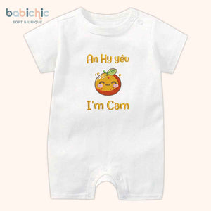 Set sơ sinh thêu tên cho bé gái – Mẫu “An Hy yêu + I'm Cam”, hình trái cam màu cam vàng nổi bật