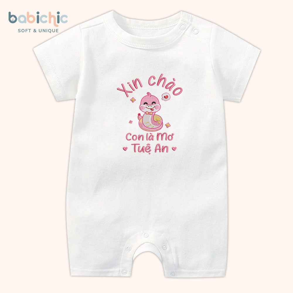 Bodysuit đầy tháng bé gái cá nhân hóa thêu tên – Mẫu “Con là Mơ – Tuệ An”, hình rắn cute, chỉ hồng