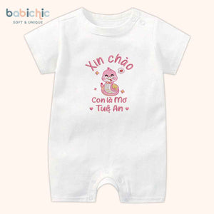 Bodysuit đầy tháng bé gái cá nhân hóa thêu tên – Mẫu “Con là Mơ – Tuệ An”, hình rắn cute, chỉ hồng