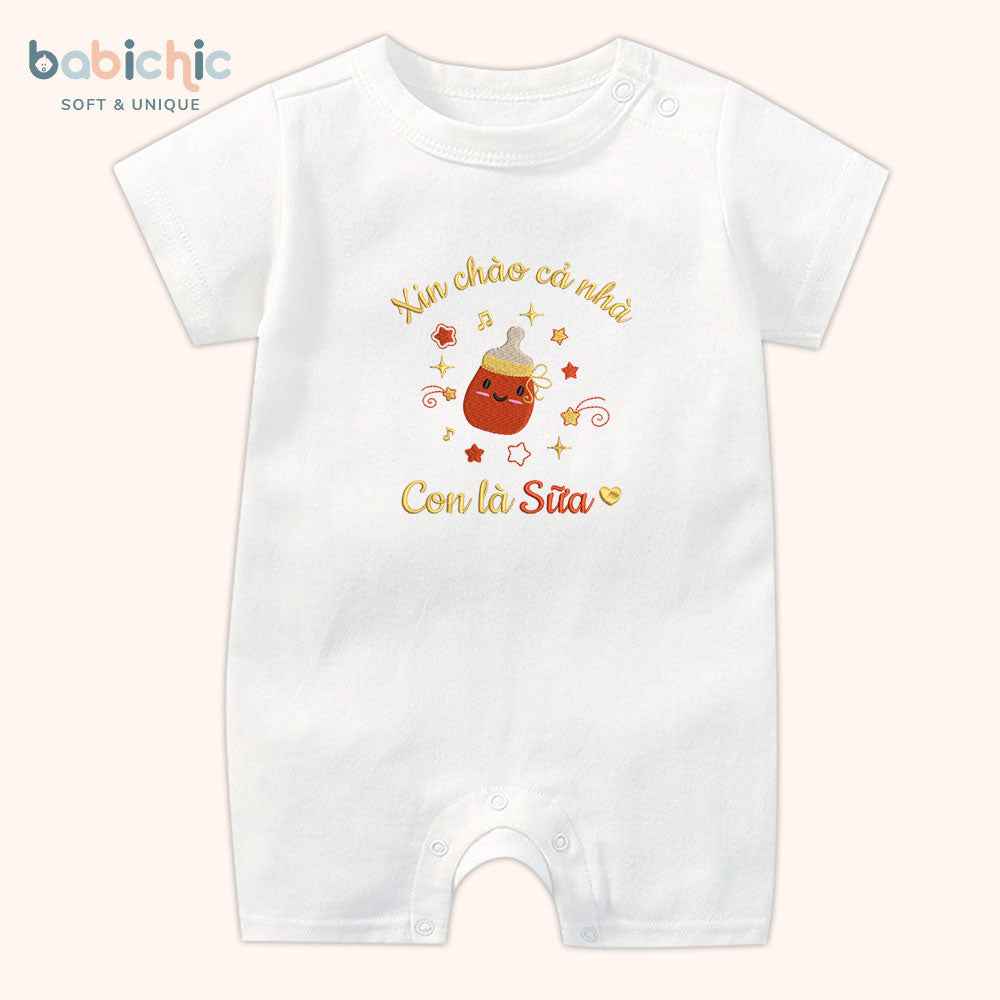 Set đồ đầy tháng cho bé gái thêu tên theo yêu cầu – Mẫu “Con là Sữa” hình bình sữa ngộ nghĩnh
