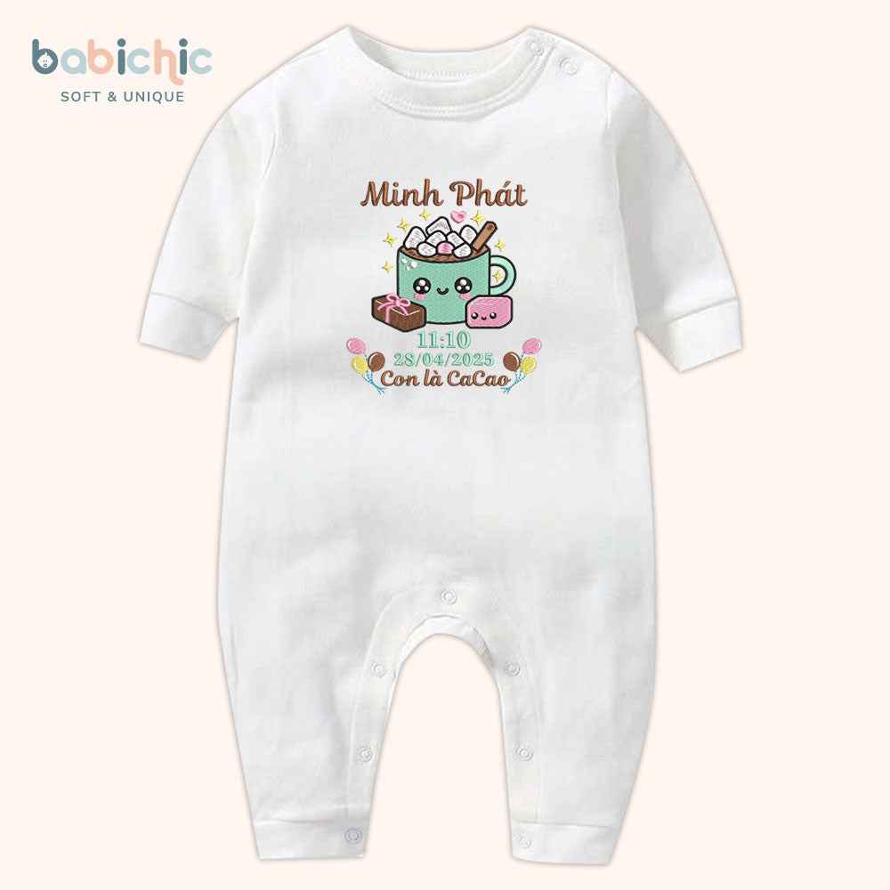Quà tặng đầy tháng cá nhân hóa cho bé trai – Bodysuit thêu tên “Con là Cacao”, hình ly cacao cute