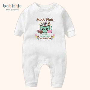 Quà tặng đầy tháng cá nhân hóa cho bé trai – Bodysuit thêu tên “Con là Cacao”, hình ly cacao cute