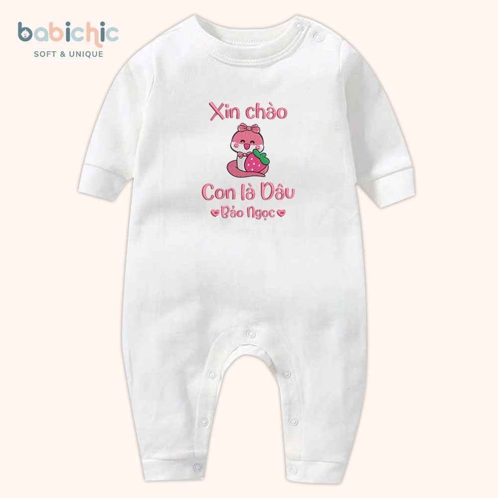 Set quà đầy tháng bé gái thêu tên riêng siêu dễ thương – Mẫu “Con là Dâu – Bảo Ngọc”, hình rắn ôm trái dâu