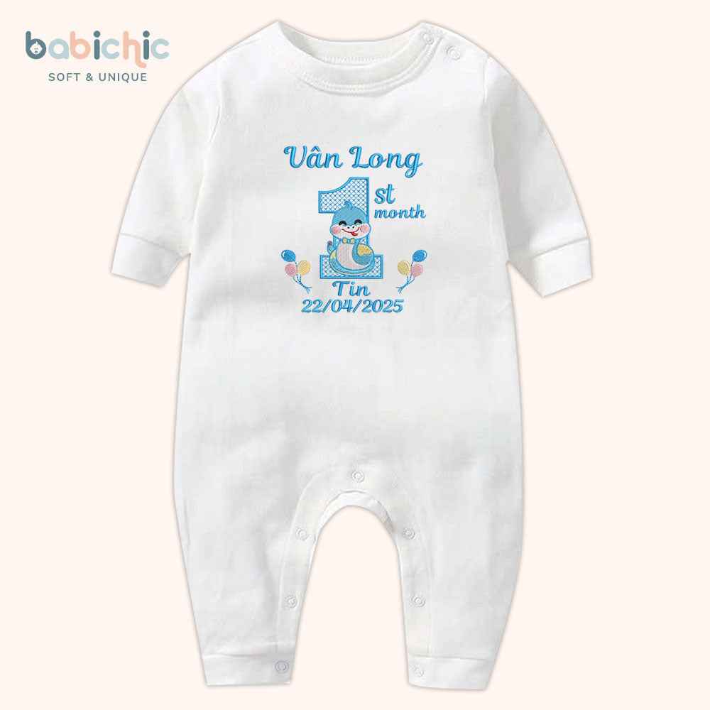 Set quà đầy tháng cá nhân hóa cho bé trai – Bodysuit thêu tên “Vân Long – Tin”, hình rắn 1st month