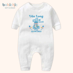Set quà đầy tháng cá nhân hóa cho bé trai – Bodysuit thêu tên “Vân Long – Tin”, hình rắn 1st month