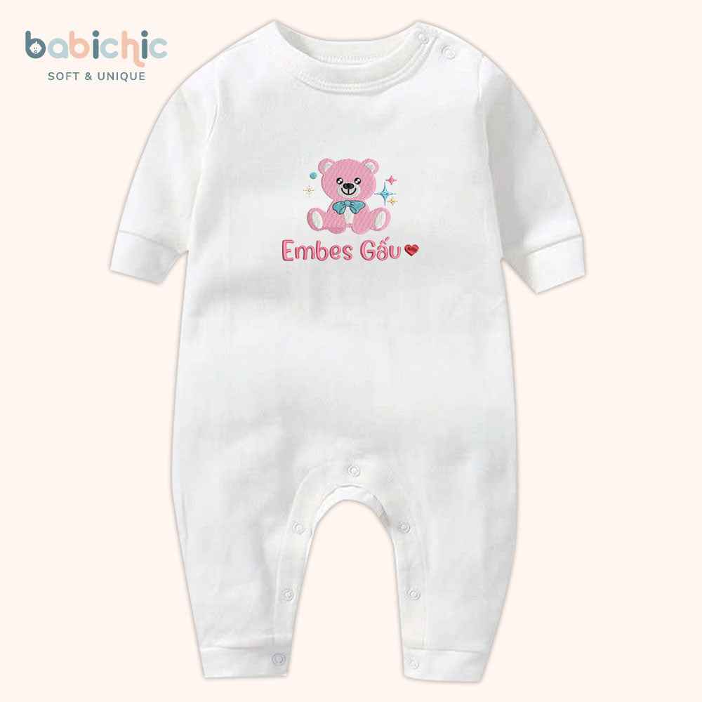 Set quà đầy tháng bé gái cá nhân hóa hình gấu – Mẫu “Embes Gấu”, thêu gấu bông hồng siêu cưng