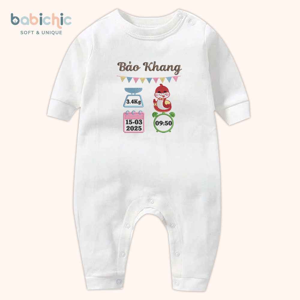 Set quà đầy tháng cho bé trai sơ sinh – Bodysuit thêu tên “Bảo Khang”, hình rắn & thông số sinh