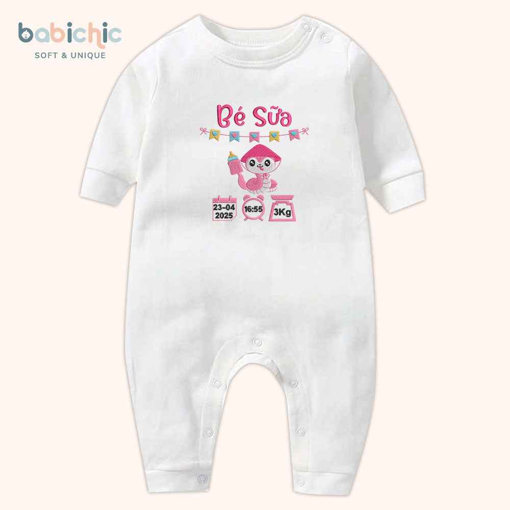 Set đồ đầy tháng bé gái thêu tên & thông số sinh cá nhân hóa – Mẫu “Bé Sữa”, hình rắn hồng siêu dễ thương