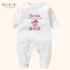 Set đồ đầy tháng bé gái thêu tên & thông số sinh cá nhân hóa – Mẫu “Bé Sữa”, hình rắn hồng siêu dễ thương
