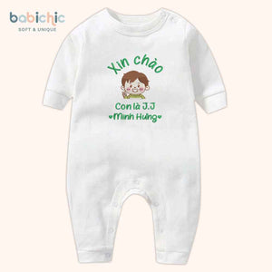 Set đồ sơ sinh đầy tháng cá nhân hóa cho bé trai – Thêu tên “Con là J.J”, hình bé trai cute