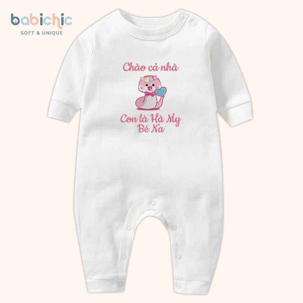 Set quà đầy tháng bé gái cá nhân hóa thêu tên riêng – Mẫu “Con là Hà My – Bé Na”, hình rắn hồng cute