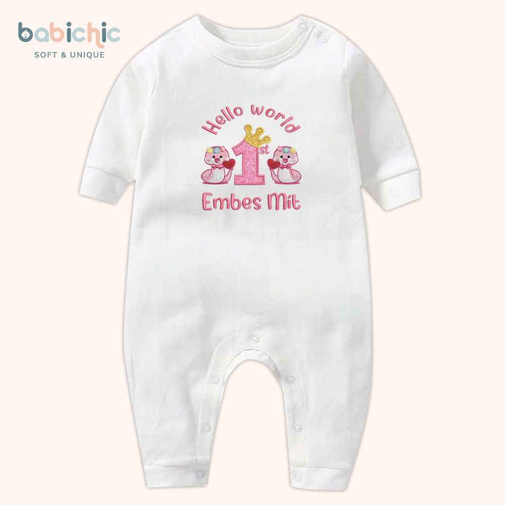 Set đồ đầy tháng bé gái thêu tên riêng & mốc 1st month – Mẫu “Embes Mít” hình rắn hồng cute