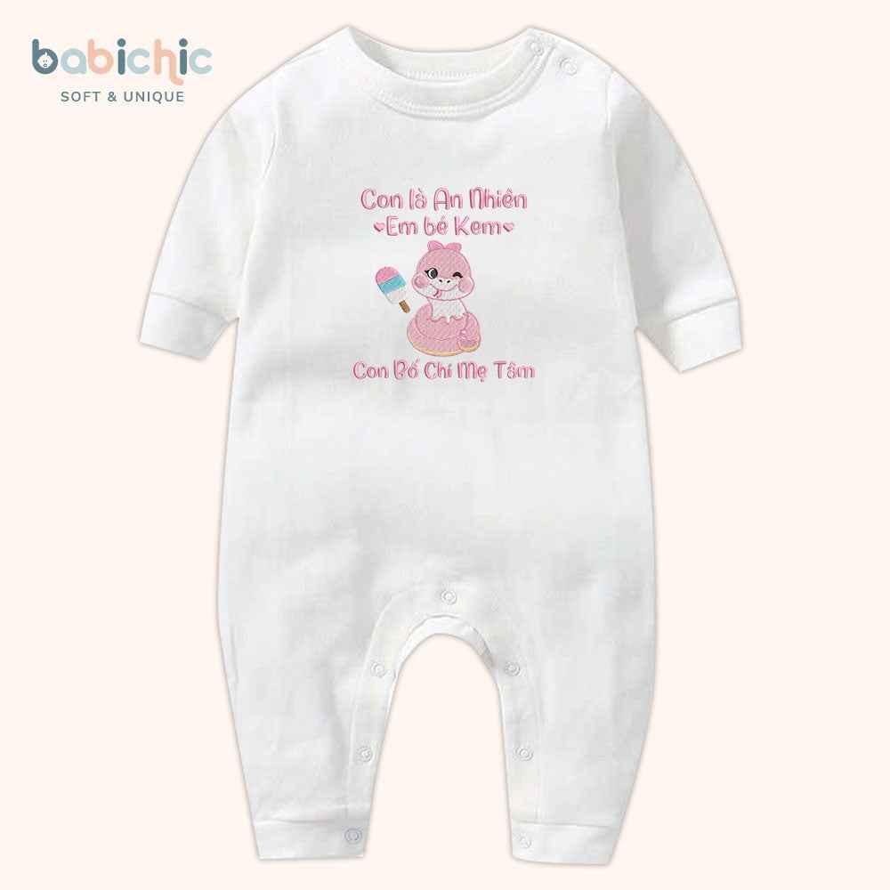 Set quà đầy tháng bé gái thêu tên riêng hình dễ thương – Mẫu “Em bé Kem – An Nhiên”, thêu rắn hồng & cây kem