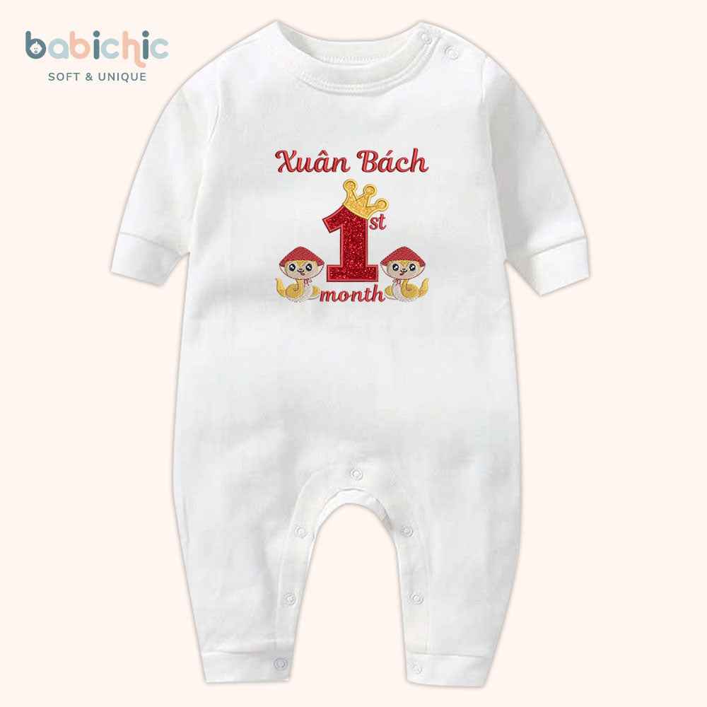 Quà đầy tháng bé trai sơ sinh cá nhân hóa – Bodysuit thêu tên “Xuân Bách”, hình rắn & 1st month