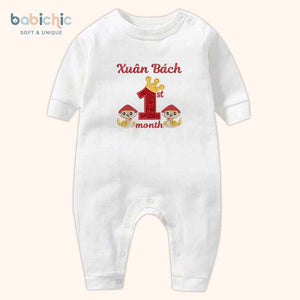 Quà đầy tháng bé trai sơ sinh cá nhân hóa – Bodysuit thêu tên “Xuân Bách”, hình rắn & 1st month