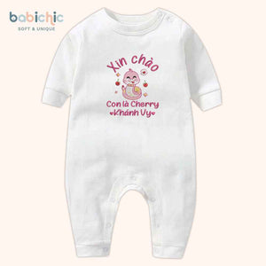Set quà đầy tháng bé gái cá nhân hóa hình trái cây dễ thương – Mẫu “Cherry – Khánh Vy” thêu rắn hồng & quả cherry