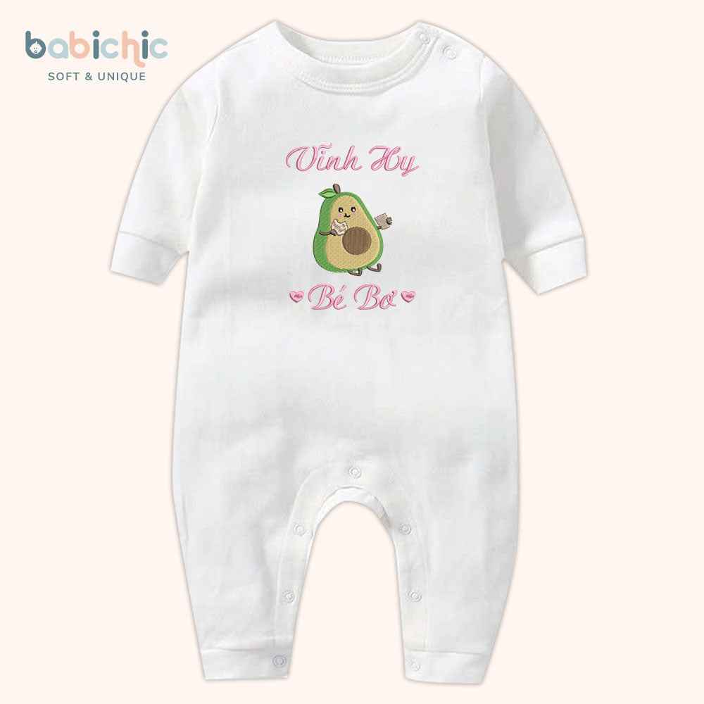 Set đồ đầy tháng bé gái thêu tên & hình trái cây cá nhân hóa – Mẫu “Vĩnh Hy – Bé Bơ”, họa tiết quả bơ siêu dễ thương
