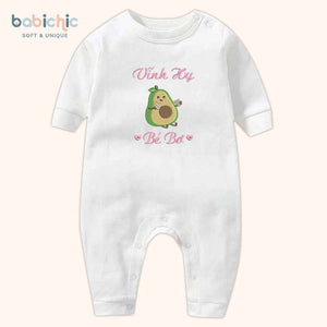 Set đồ đầy tháng bé gái thêu tên & hình trái cây cá nhân hóa – Mẫu “Vĩnh Hy – Bé Bơ”, họa tiết quả bơ siêu dễ thương