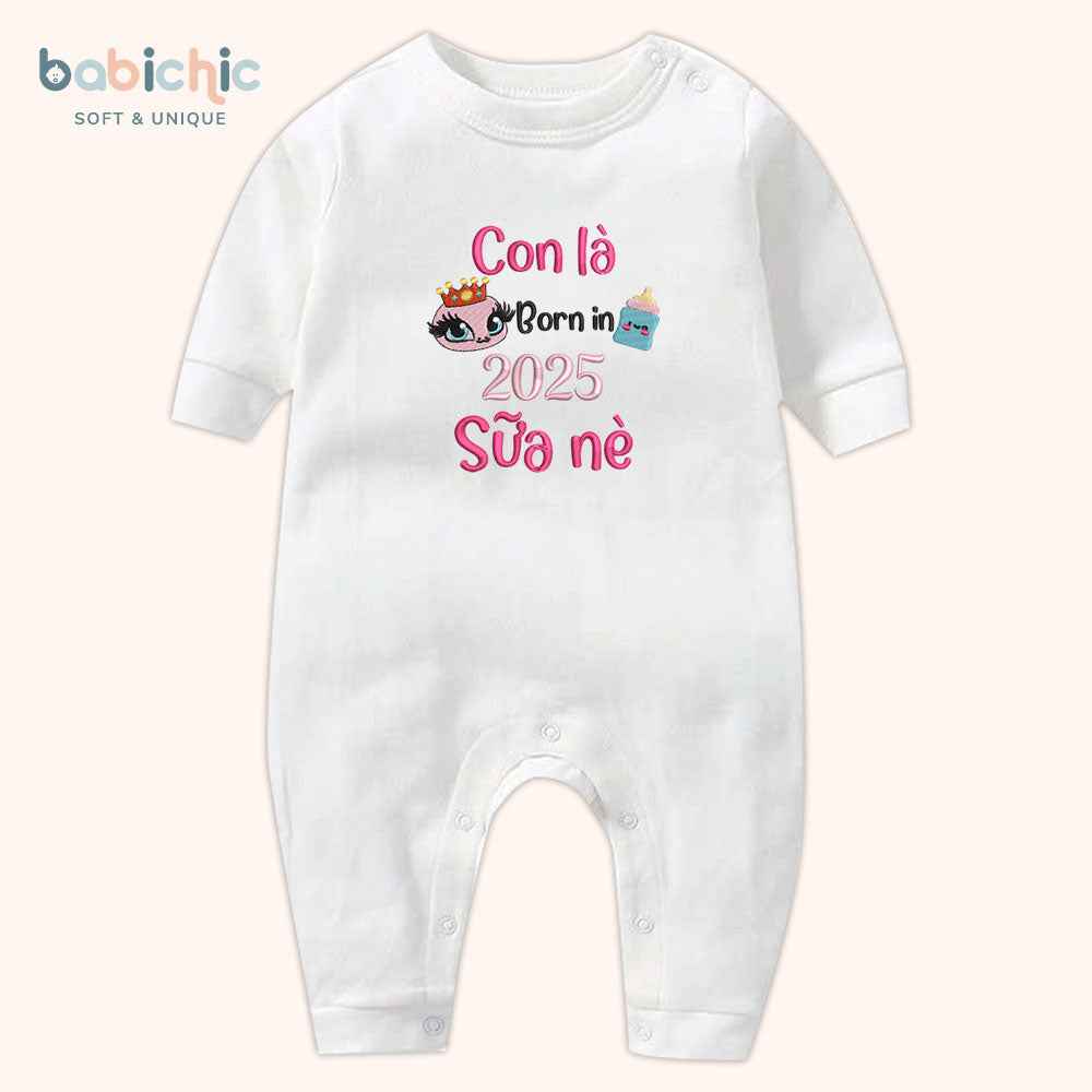 Set quà đầy tháng bé gái cá nhân hóa hiện đại & đáng yêu – Mẫu “Sữa Nè – Born in 2025”, hình bình sữa đội vương miện