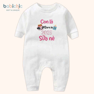 Set quà đầy tháng bé gái cá nhân hóa hiện đại & đáng yêu – Mẫu “Sữa Nè – Born in 2025”, hình bình sữa đội vương miện