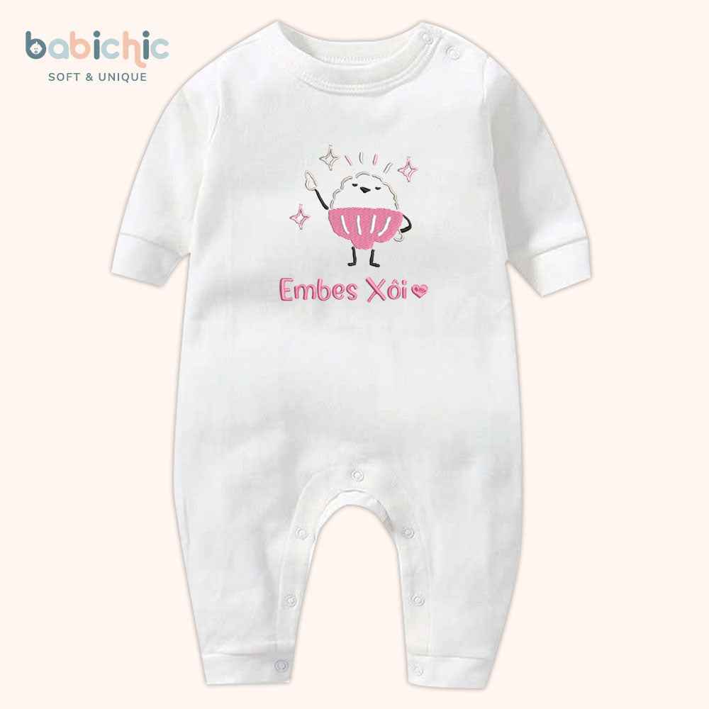 Set quà đầy tháng bé gái truyền thống cách điệu cá nhân hóa – Mẫu “Embes Xôi” thêu hình chén xôi hoạt hình