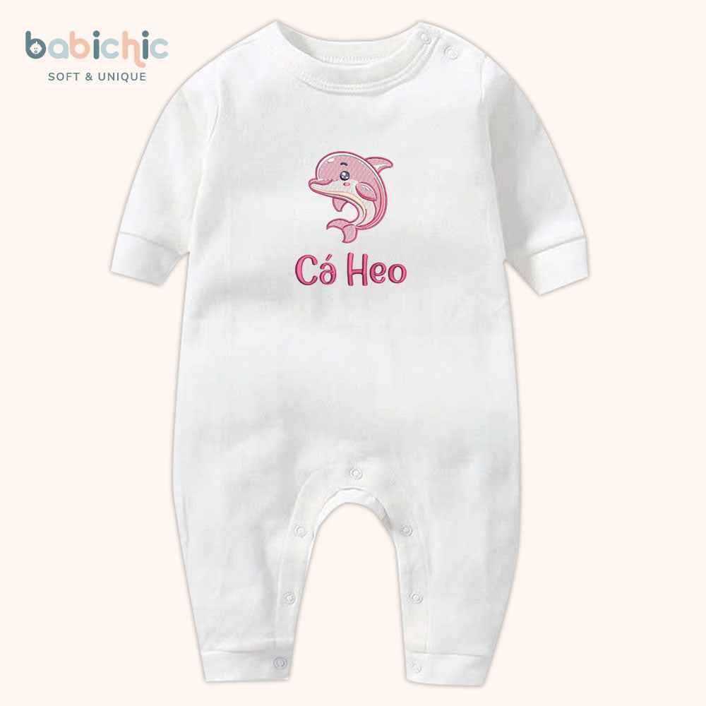 Set quà đầy tháng bé gái thêu hình động vật dễ thương – Mẫu “Cá Heo Hồng” tone pastel