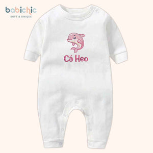 Set quà đầy tháng bé gái thêu hình động vật dễ thương – Mẫu “Cá Heo Hồng” tone pastel