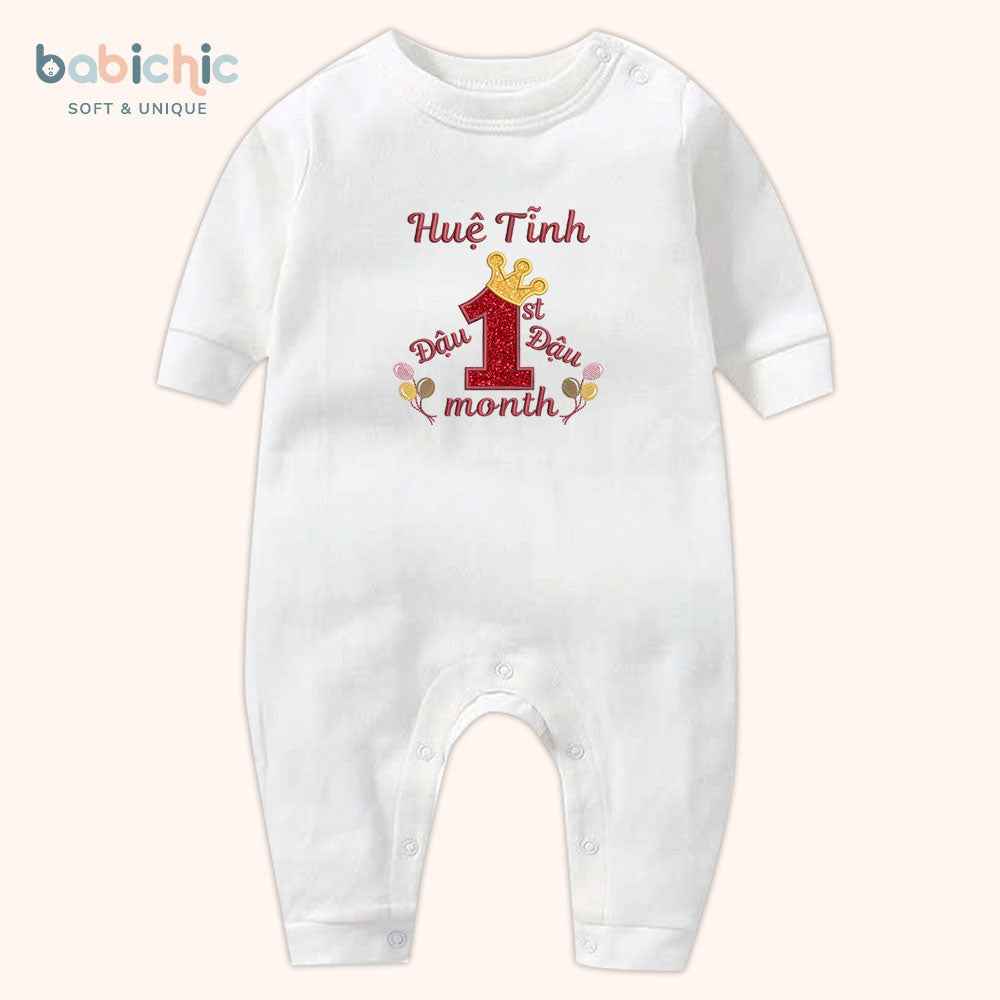 Set đồ sơ sinh đầy tháng bé gái – Thêu tên Đậu & dòng chữ 1st Month