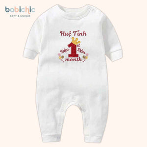 Set đồ sơ sinh đầy tháng bé gái – Thêu tên Đậu & dòng chữ 1st Month