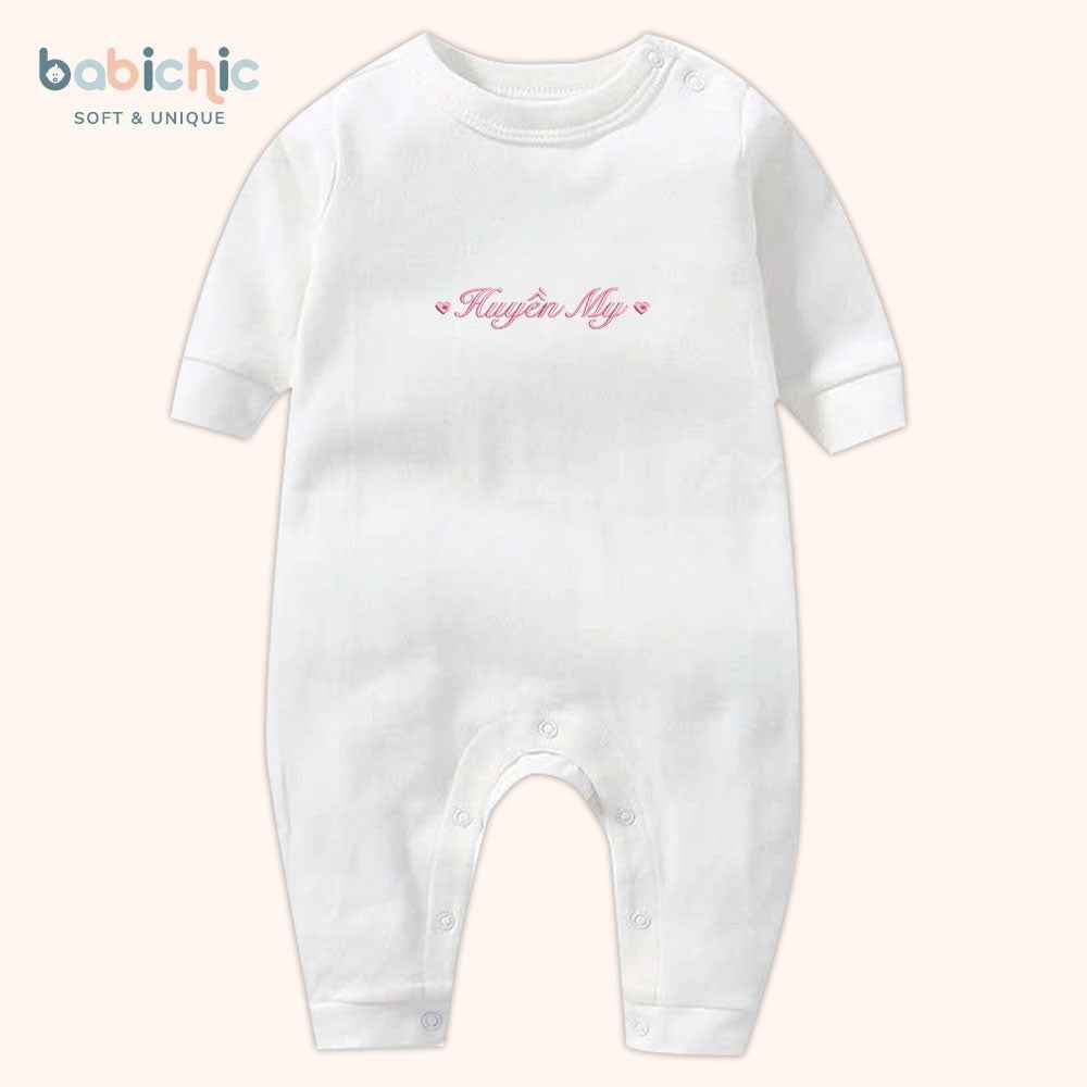Set đồ sơ sinh thêu tên bé Huyền My – tone hồng pastel dễ thương cho lễ đầy tháng