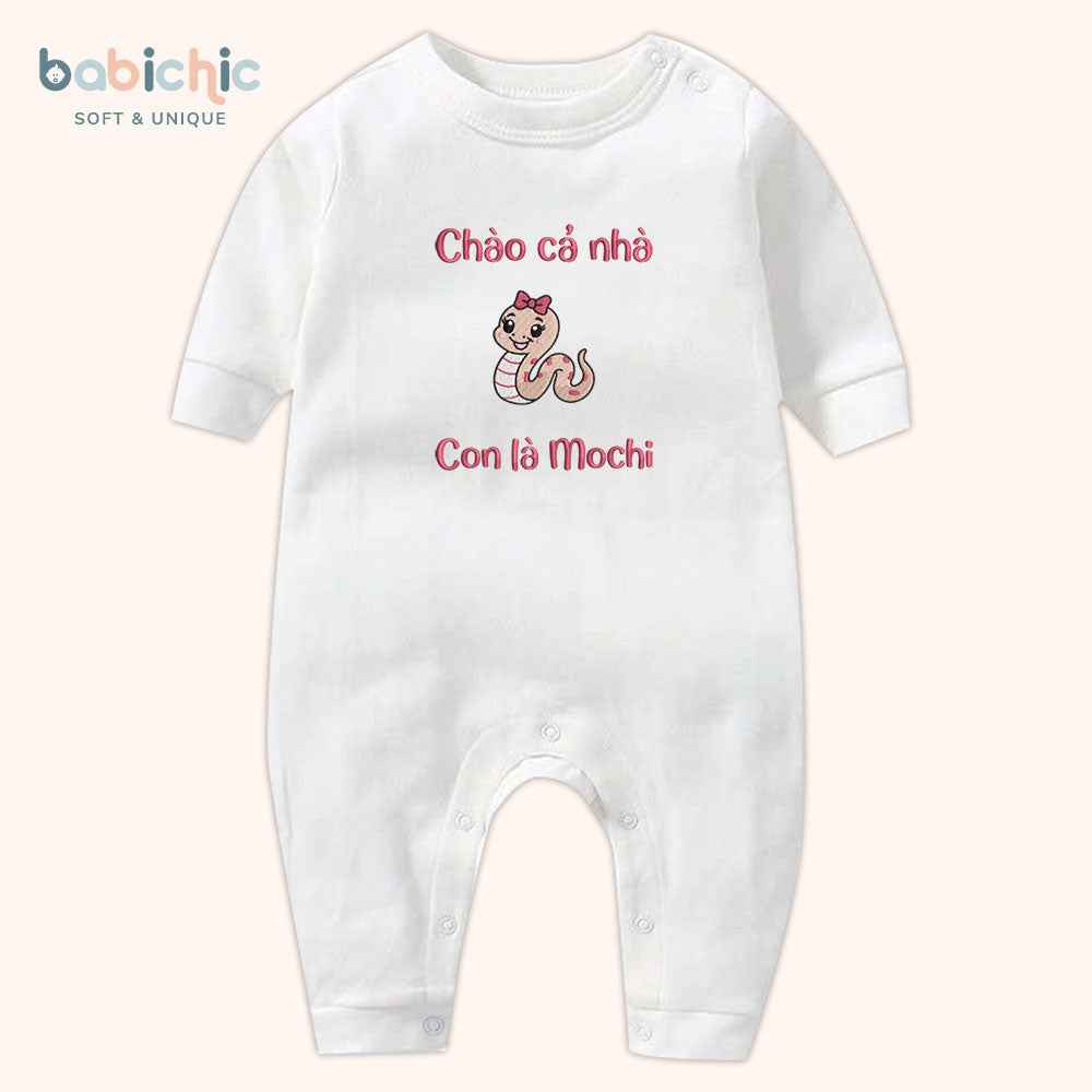 Set quần áo đầy tháng bé gái thêu tên “Mochi” – hình rắn hồng siêu dễ thương, thiết kế riêng cho bé yêu