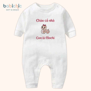 Set quần áo đầy tháng bé gái thêu tên “Mochi” – hình rắn hồng siêu dễ thương, thiết kế riêng cho bé yêu