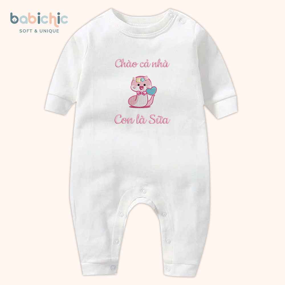 Set đồ đầy tháng bé gái thêu rắn hồng “Con là Sữa” – Tông pastel cá nhân hóa dễ thương