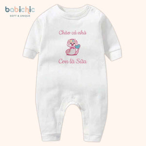 Set đồ đầy tháng bé gái thêu rắn hồng “Con là Sữa” – Tông pastel cá nhân hóa dễ thương