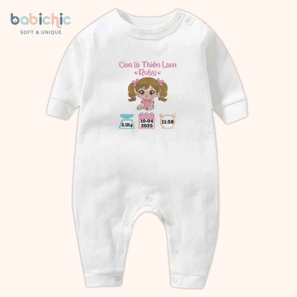 Set đầy tháng bé gái thêu tên Ruby & hình bé Thiên Lam – Quà sơ sinh cá nhân hóa dễ thương